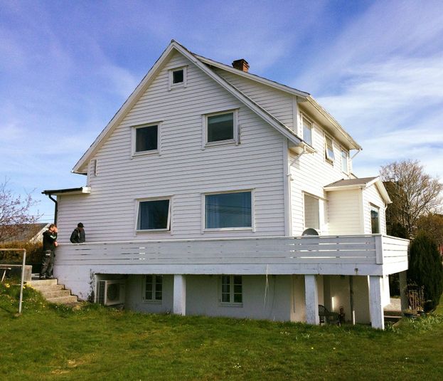 Stort hvitt hus med balkong