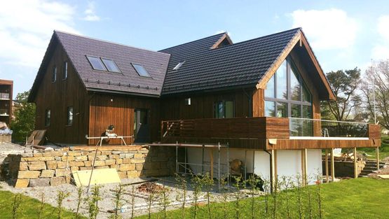 Stort moderne hus med balkong og hage