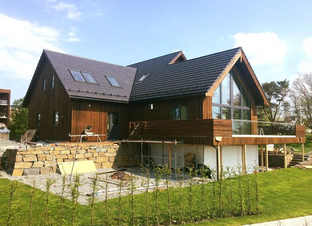Stort moderne hus med balkong og hage