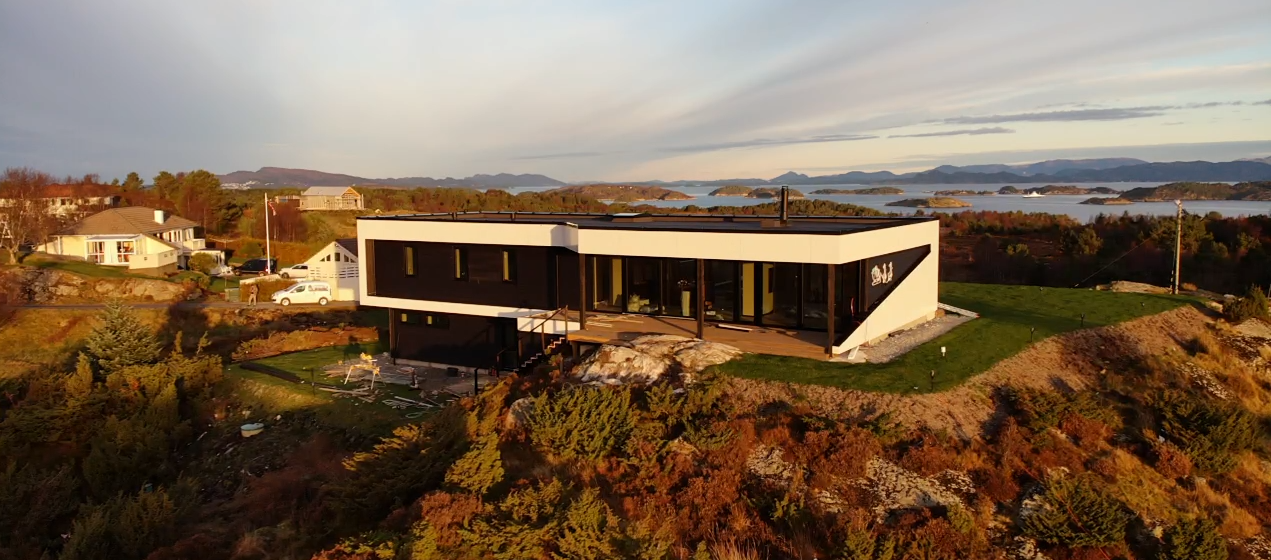 Moderne hytter ved brygge