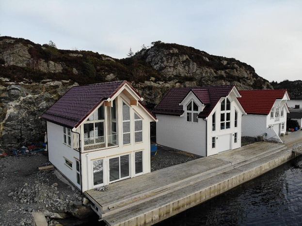 Moderne hytter ved brygge