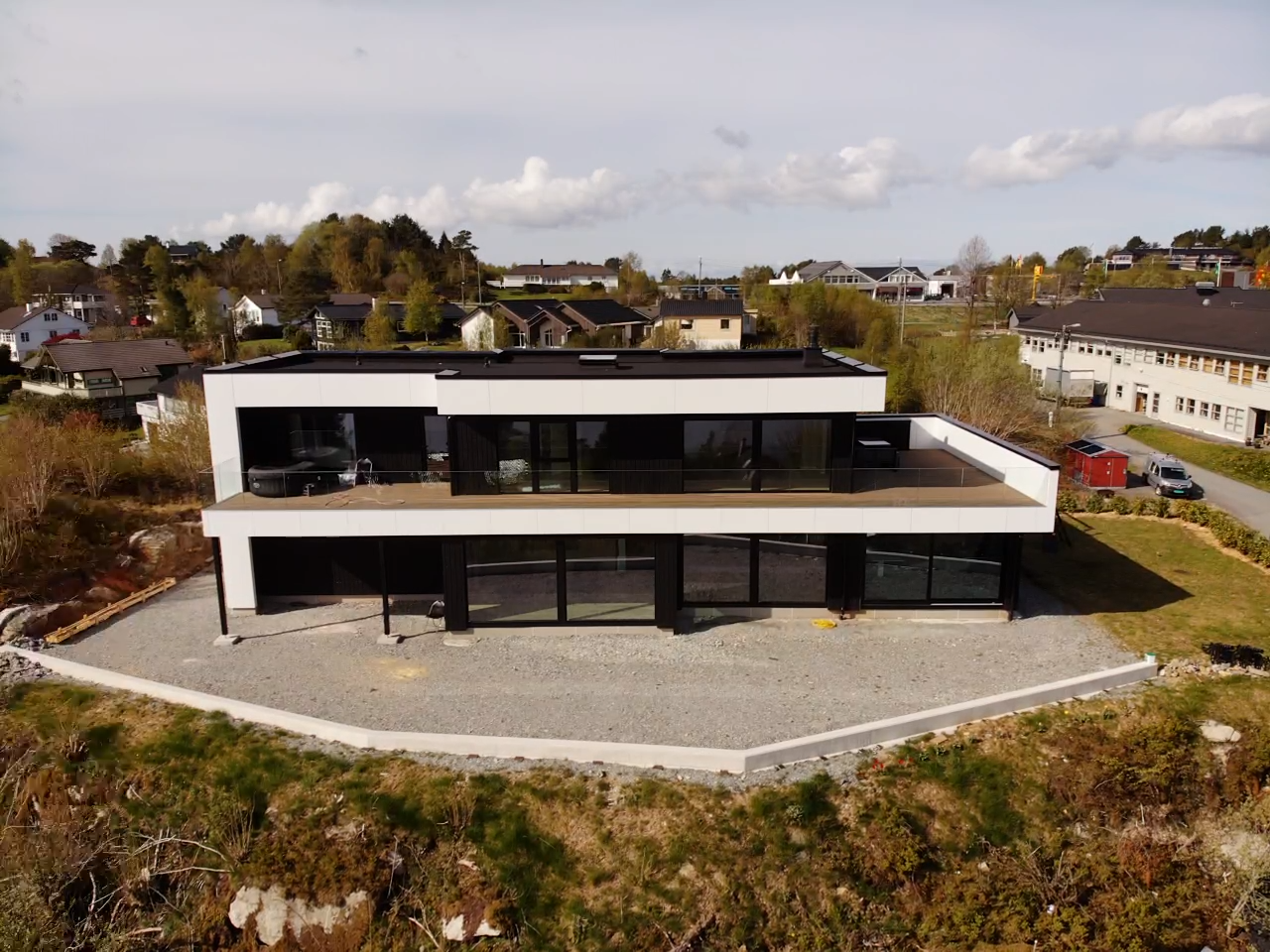 Moderne hytter ved brygge