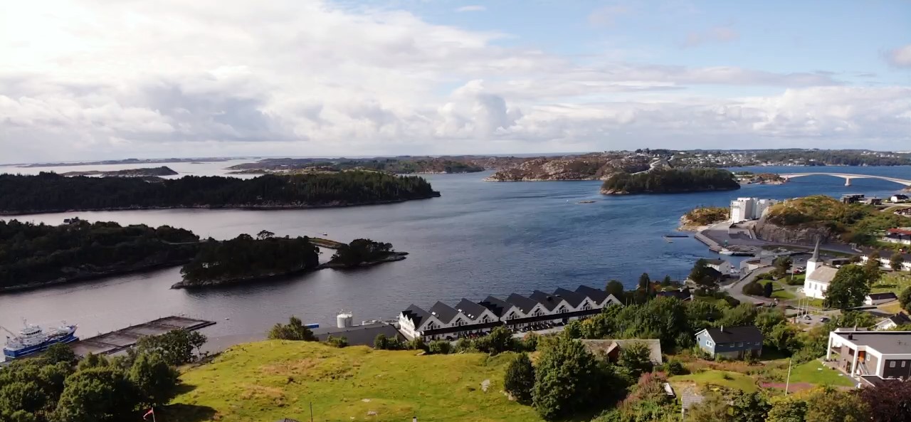 Stort moderne hus med balkong og hage
