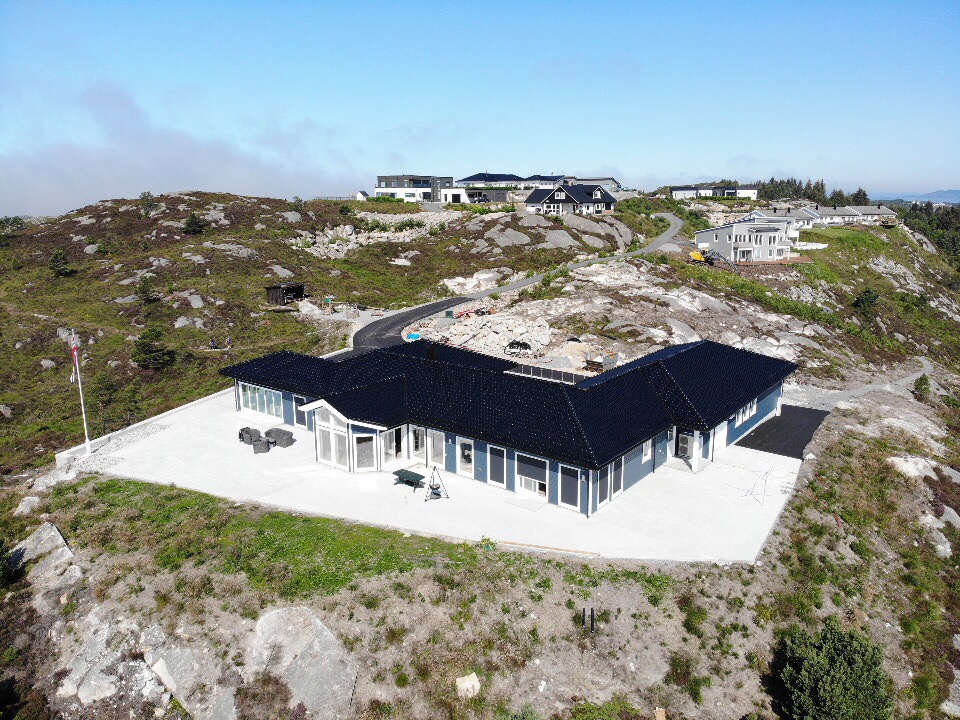 Stort moderne hus med balkong og hage