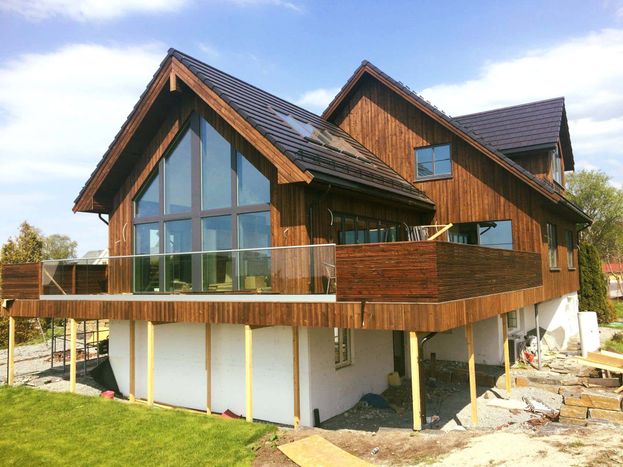 Stort moderne hus med balkong
