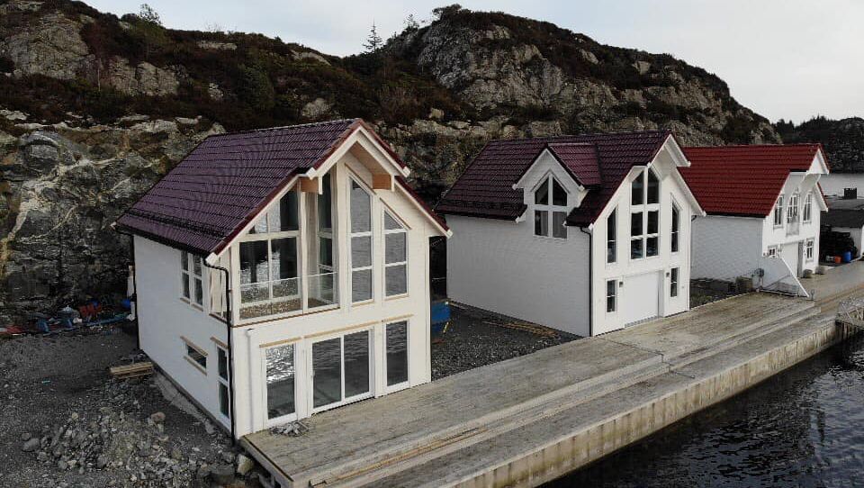 Moderne hytter ved brygge