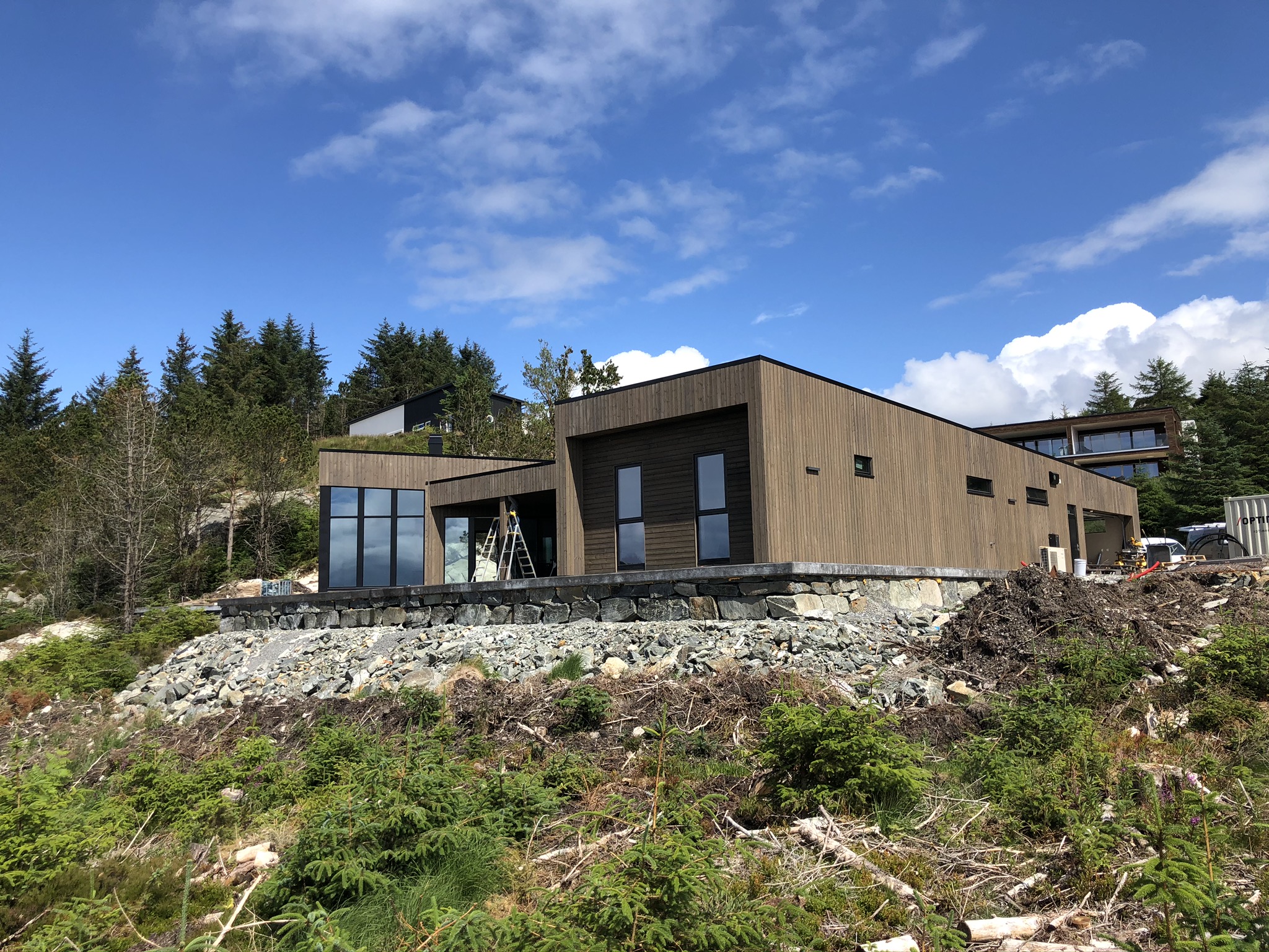 Stort moderne hus med balkong og hage