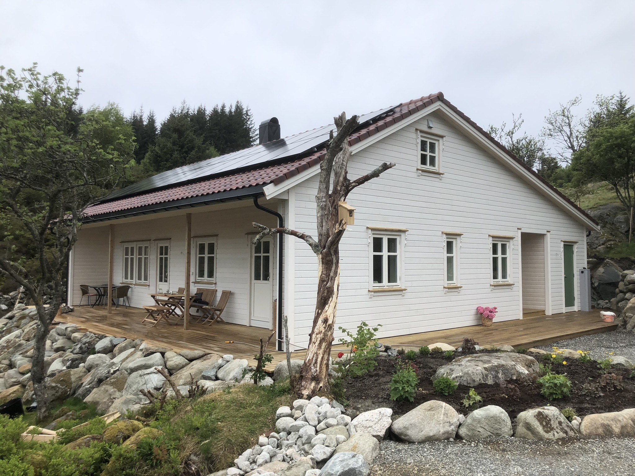 Stort moderne hus med balkong og hage